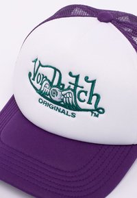 Vijolična kapa z mrežasto hrbtno stranjo, ki ima strukturirano sprednjo ploščo z belo tkanino in zeleno vezenim logotipom "Von Dutch Originals".