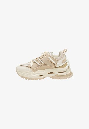Beige Sportsschuh mit einem strukturierten Obermaterial, passenden Schnürsenkeln und einer dicken Sohle. Verfügt über einen gepolsterten Schaft und ein Markenlogo an der Ferse.