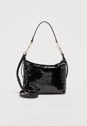 Mustast sädelevast litritega käekott, millel on eemaldatavad kuldsed kinnitusdetailid, lühike sang ja pikk reguleeritav rihm, valgel taustal.