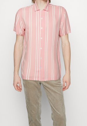 Camicetta a maniche corte con colletto di colore rosa chiaro con righe verticali bianche, dotata di bottoni frontali e una texture di tessuto morbido.