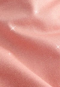 Teksturirana ružičasta tkanina s finim tkanjem, ukrašena suptilnim sjajnim naglascima koji stvaraju blistavi efekt preko površine.