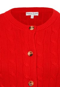 Roter Strickcardigan mit Kabelmuster, Rundhalskragen und drei Knopfverschlüssen. Markenlabel sichtbar im Kragen. Größe: S.
