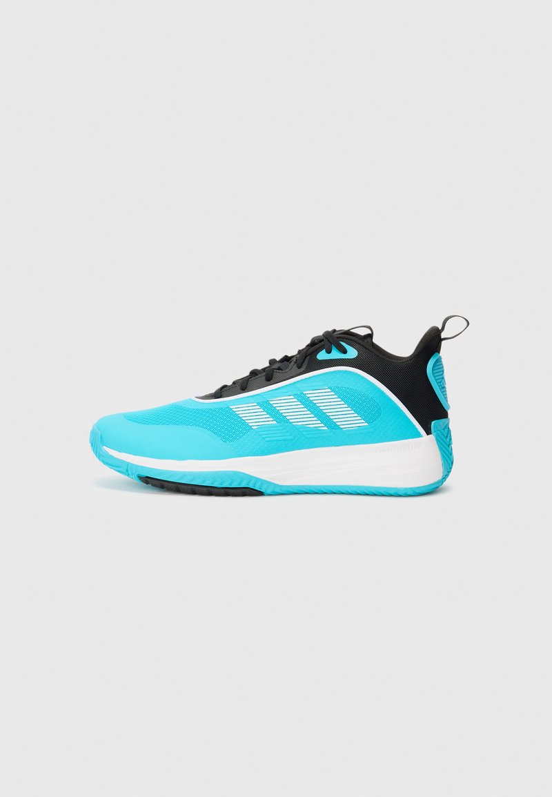 Scarpa da atletica turchese con superiore in mesh traspirante, dettagli neri, tre strisce bianche sul lato e suola in gomma testurizzata.