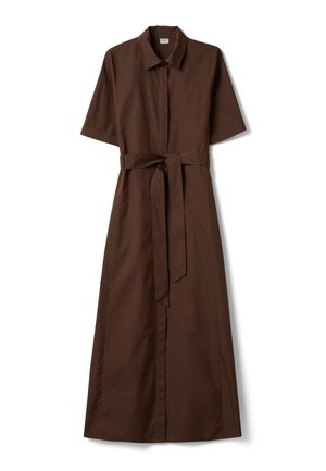 Bruine midi-jurk met korte mouwen, kraag en stoffen riem geknoopt in de taille, afgebeeld op een witte achtergrond.