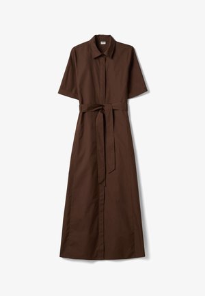 Braunes Midi-Kleid mit kurzen Ärmeln, Kragen und einem Stoffgürtel, der in der Taille gebunden ist, vor weißem Hintergrund dargestellt.
