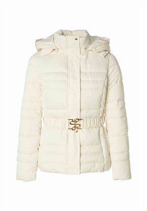 Giacca puffer color crema con colletto alto, cappuccio con zip, vita cinchata con fibbia d'oro e chiusura a bottoni a pressione.
