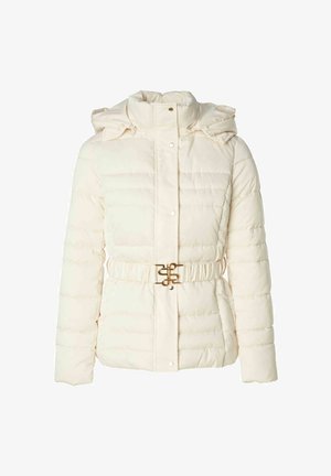 Chaqueta de plumas color crema con un alto cuello, capucha con cremallera, cintura ajustada con una hebilla dorada y cierre de botón a presión.