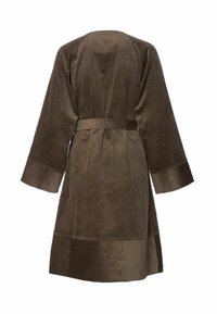 Barna kordbársony hosszú ujjú köntös derékövvel és széles mandzsettával, hátulról fehér háttéren.