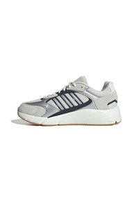 Szare i granatowe buty sportowe z materiałów siateczkowych i zamszowych, z wygodną podeszwą, systemem sześciu oczek do sznurowania oraz prążkowymi akcentami.