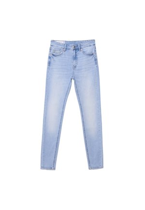 Jean slim bleu clair avec poches avant, passants pour ceinture, fermeture par bouton et légère décoloration au niveau des cuisses et des genoux.