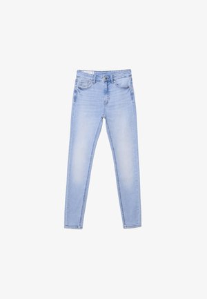 Jasnoniebieskie, dopasowane dżinsy z przednimi kieszeniami, szlufkami na pasek, zapięciem na guziki oraz subtelnym wyblaknięciem na udach i kolanach.