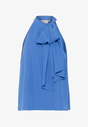 Ermeløs, lyseblå bluse laget av myk stoff med en stor sløyfe ved halsen og drapert design med sidespalter.