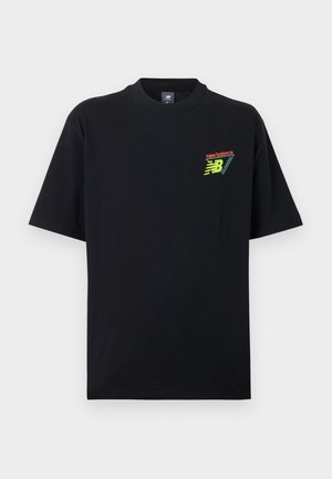 T-shirt noir à manches courtes avec petit logo coloré New Balance Running sur la poitrine gauche et col rond.