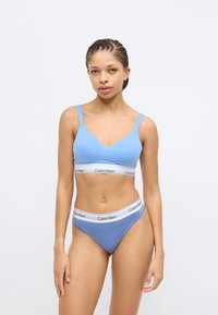 Γαλάζιο βαμβακερό μπραλέτι με σχέδιο V-neck και λεπτές τιράντες, σετ με ταιριαστό εσώρουχο μπικίνι με λευκή ζώνη μέσης με το λογότυπο.