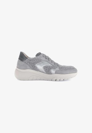 Grijze sneaker met een combinatie van textiel met structuur en gladde lederen accenten. Beschikt over een gevoerde zool en een vetersluiting.