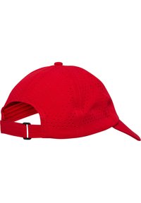 Rød perforeret kasket med en buet skygge, justerbar rem og en afrundet top. Ventilationshuller er jævnt fordelt over stoffet.
