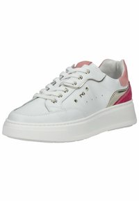 Baskets blanches en cuir pour femmes avec un talon en daim rose, des accents argentés et un design à lacets. Elles présentent des détails perforés et une épaisse semelle blanche.