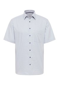 Maglietta azzurra a maniche corte con colletto a punte, caratterizzata da un motivo a scacchi e una singola tasca sul petto. Bottoni scuri creano un contrasto con il tessuto.