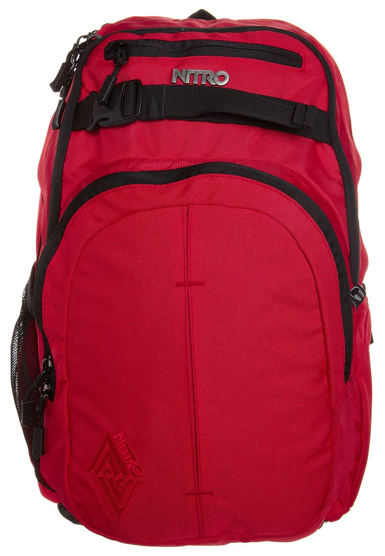 Mochila roja Nitro con una tela suave y texturizada, acentos negros, correas ajustables y múltiples compartimentos con cremallera.