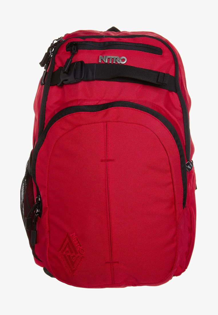 Rode Nitro rugzak van een gladde, textuurstof met zwarte accenten, verstelbare schouderbanden en meerdere vakken met ritsen.
