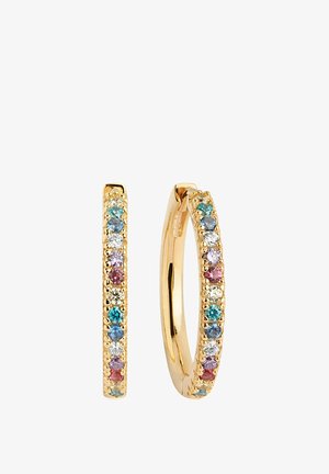 Boucles d'oreilles en or en forme de créole, ornées d'une rangée de pierres précieuses multicolores, y compris des pierres roses, bleues et transparentes, avec un détail de bord texturé.