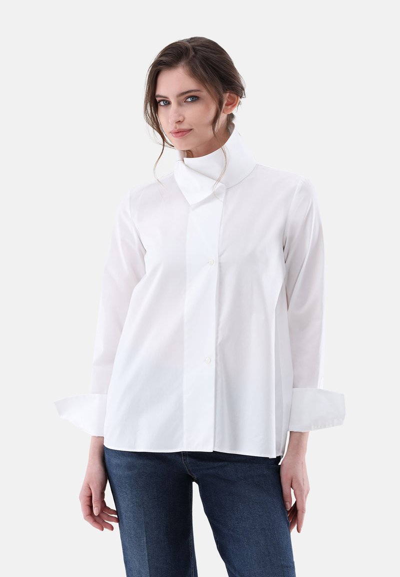 Camicia bianca con colletto alto, maniche lunghe e polsini arrotolati, realizzata in un tessuto liscio e traspirante. Design semplice e pulito.
