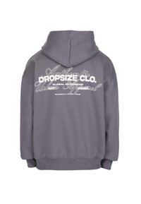 Grauer Kapuzenpullover mit Kapuze, versehen mit weißem Text "DROPSIZE CLO." und kleineren Phrasen "Global Movement", "EST. 2020" und "Erfolg ist ein Straßenspiel" auf der Rückseite.