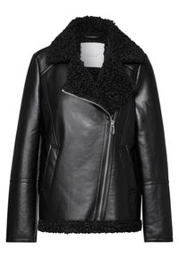 Giacca di pelle nera con colletto e orlo nero peloso. Presenta una chiusura con zip diagonale, tasche laterali e maniche texture.