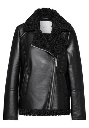Schwarze Lederjacke mit einem flauschigen schwarzen Kragen und Saum. Sie verfügt über einen diagonalen Reißverschluss, seitliche Taschen und strukturierte Ärmel.