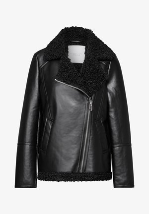 Chaqueta de cuero negra con un cuello y un dobladillo de piel sintética negros. Cuenta con un cierre de cremallera diagonal, bolsillos laterales y mangas texturizadas.