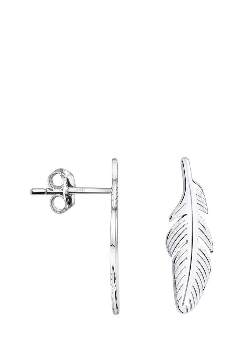 Boucles d'oreilles puces en argent en forme de plumes détaillées, une montrée de côté et une de face.