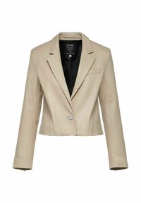 Beżowa skórzana marynarka z klapami, zapięciem na jeden guzik i przednią kieszenią. Charakteryzuje się miękką teksturą i skróconym krojem.