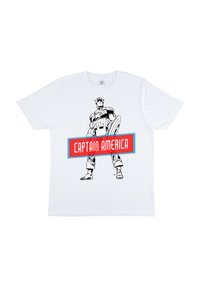 Bílý tričko s černobílou ilustrací superhrdiny se štítem, doplněné červenobílou páskou s nápisem "KAPITÁN AMERIKA."
