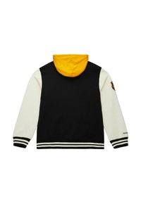 Kapuzejacke mit schwarzem Körper, cremefarbenen Ärmeln und einer gelben Kapuze. Sie hat gestreifte Bündchen und Saum sowie ein Emblem auf der linken Schulter.
