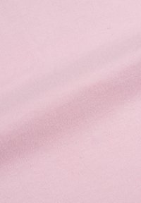 Tessuto di cotone rosa chiaro con una trama liscia, caratterizzato da una leggera elasticità e un sottile motivo a coste in tutto il tessuto.