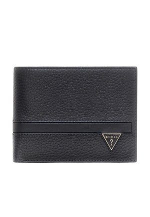 Portafoglio bifold in pelle nera testurizzata con una banda orizzontale e un piccolo logo metallico triangolare di Guess nell'angolo in basso a destra.