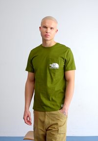 The North Face BERKELEY CALIFORNIA POCKET TEE - Marškinėliai su spaudiniu - forest olive