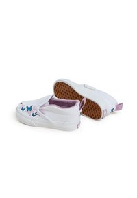 Des chaussures blanches à enfiler avec des motifs de papillons en bleu et rose. Elles disposent d'une semelle en caoutchouc texturée et d'un accent lilas au niveau du talon.