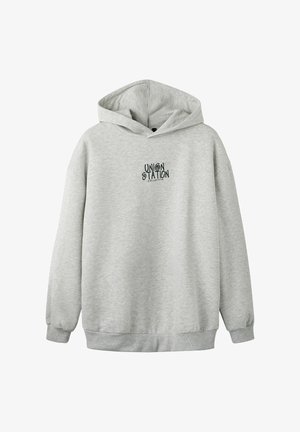 Felpa con cappuccio grigia realizzata in tessuto morbido. Presenta un logo stampato al centro con la scritta "UNION STATION COLLECTIVE" in nero. Maniche e orlo ampi.