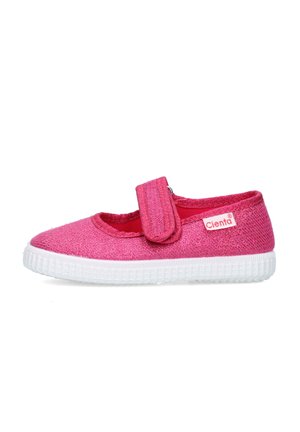 Sneaker rosa da bambino modello Mary Jane con suola bianca e chiusura in velcro, tomaia in tessuto e etichetta del marchio "Cienta" sul lato.