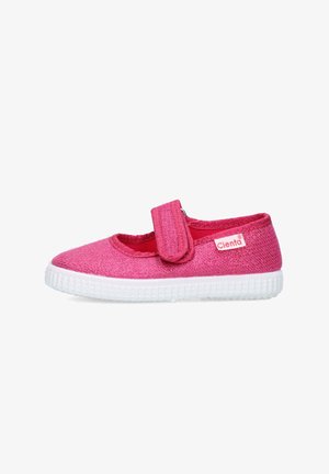 Sneaker rosa da bambino modello Mary Jane con suola bianca e chiusura in velcro, tomaia in tessuto e etichetta del marchio "Cienta" sul lato.