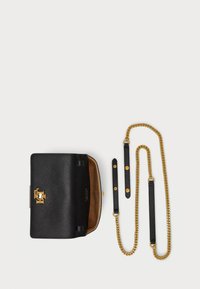 Schwarze lederne Handtasche mit strukturiertem Obermaterial, goldfarbenen Beschlägen, einer goldenen Kettenrückwand und einer Innentasche. Mit einem Logo auf der Vorderseite.