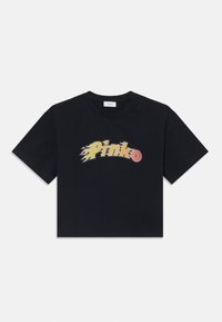 Čierne bavlnené tričko s krátkymi rukávmi a klasickým okrúhlym výstrihom, s multicolorným logom "Pinko" s ohnivými akcentmi.