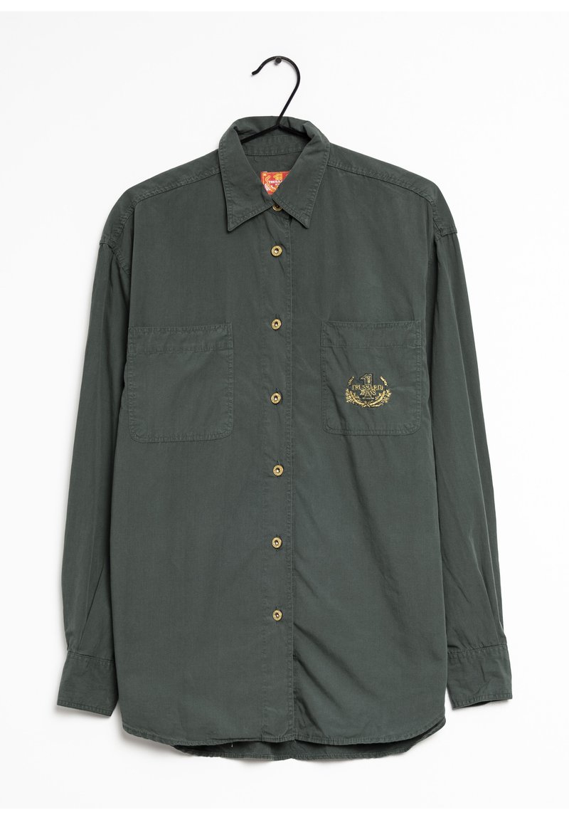 Chemise boutonnière vert foncé à manches longues, deux poches avant, boutons dorés et motif brodé sur la zone de la poche gauche.
