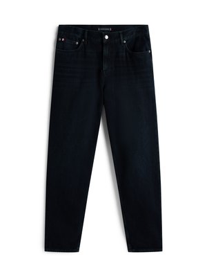 Jeans de denim azul escuro com corte straight, costura visível, cinco bolsos e fecho em botão metálico. Marca discreta na cintura.