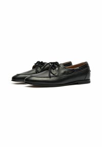 Schwarze Lederschuhe mit strukturierter Oberfläche, flache Bauweise, Schnürdesign und leicht elongated Zehenform. Verfügt über gestickte Akzente und minimale Hardware.