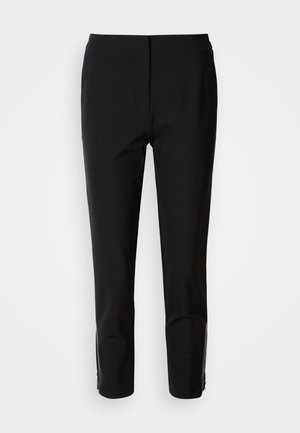 Zwarte broeken met een recht model, gemaakt van gladde stof. Voorzien van ritssluitingen aan de onderzijde van de zijkanten. Schone, minimalistische stijl.