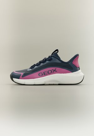 Basket de sport bleu marine et rose avec semelle blanche, lacets noirs et logo "GEOX" sur le côté, présentée sur un fond neutre.