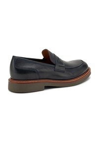 Mocassini in pelle blu navy con profilo basso, design slip-on, caratterizzati da un dettaglio in pelle marrone e suola in gomma testurizzata.