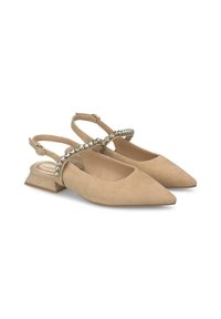 Chaussures slingback en suède beige avec un bout pointu, un petit talon carré et une bride ornée de cristaux transparents à travers l'arche.